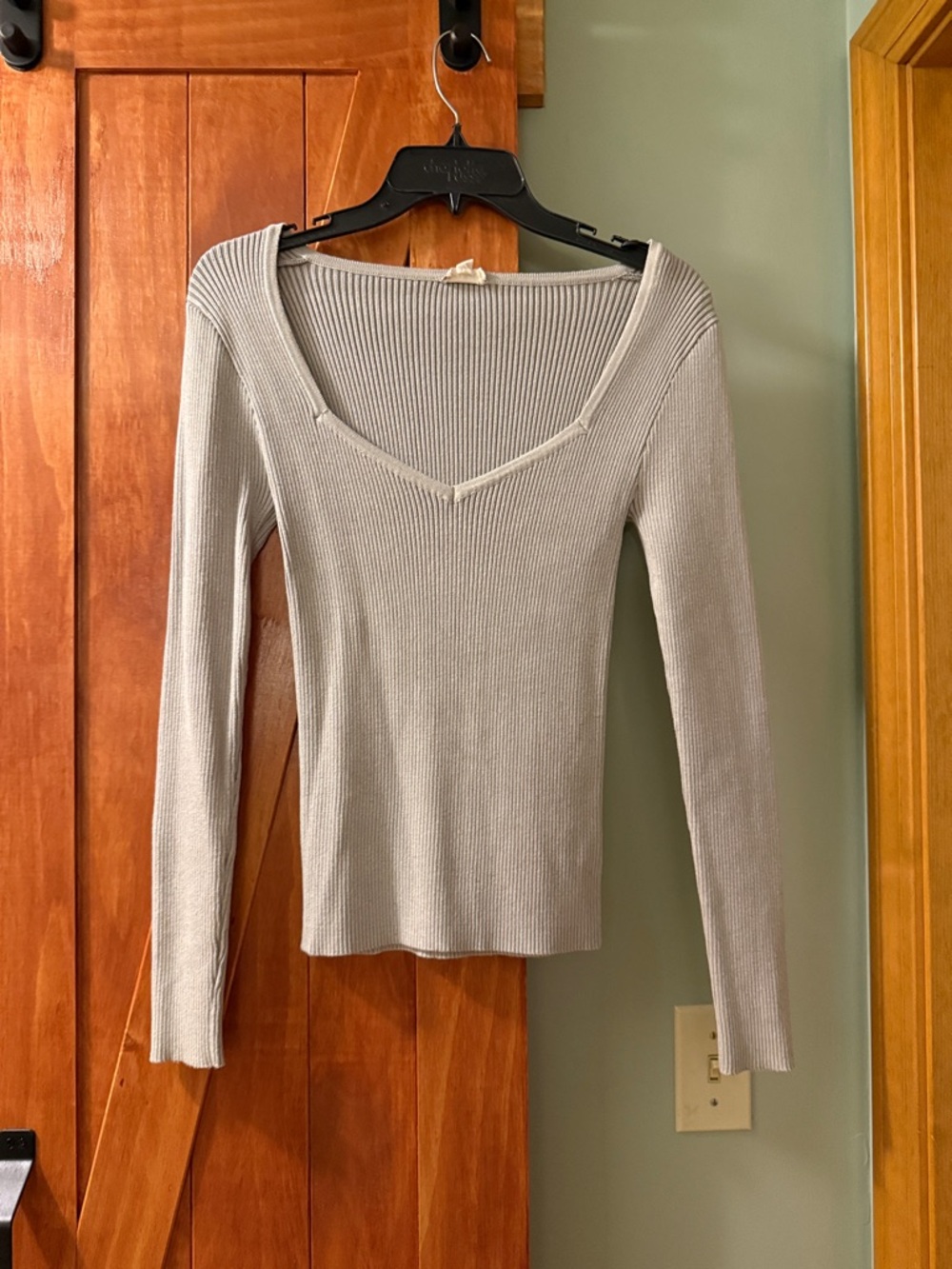 Long Sleeve Ribbed V-Neck Top in Light Gray